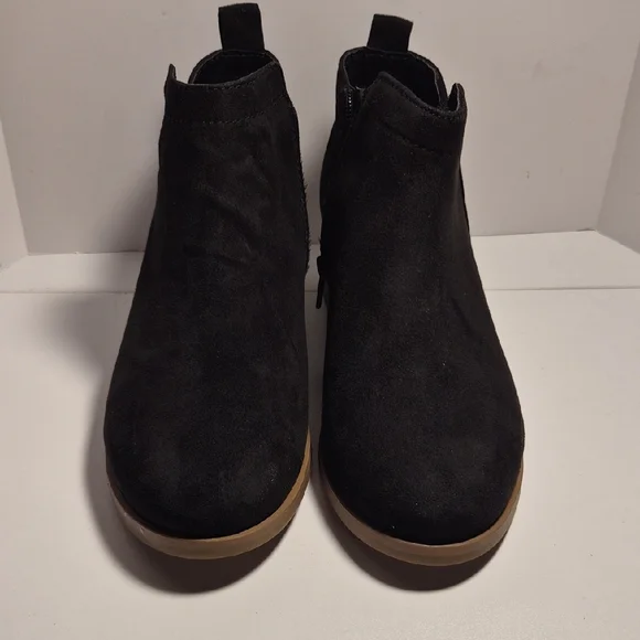 Time and Tru Black Heeled Boots - Picture 3 of 4